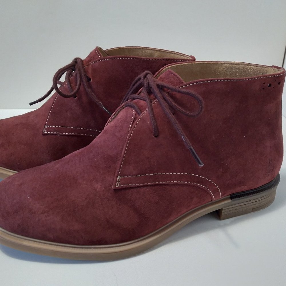 Hush Puppies size 7.5 Cordovan Suede Chukka Boot